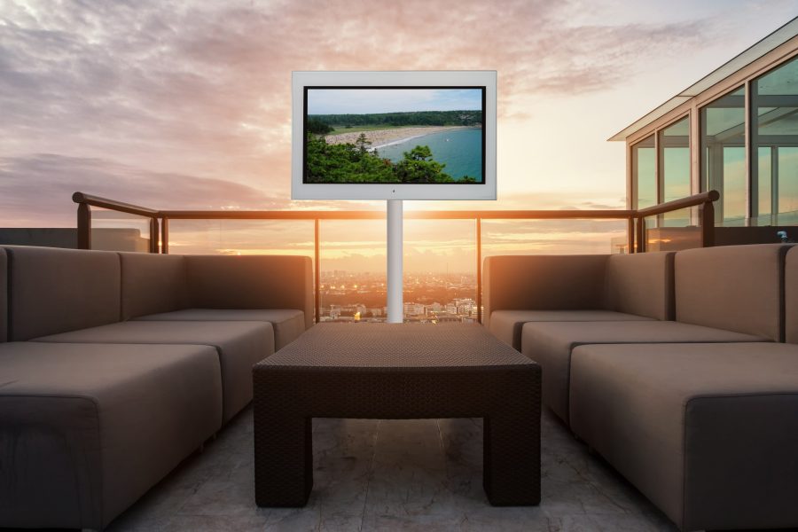 55- Horizon Polar White on stand, outdoor-min