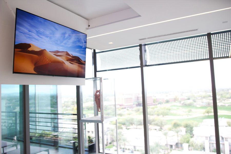 TV-lift flip down uit plafond ruimte besparend