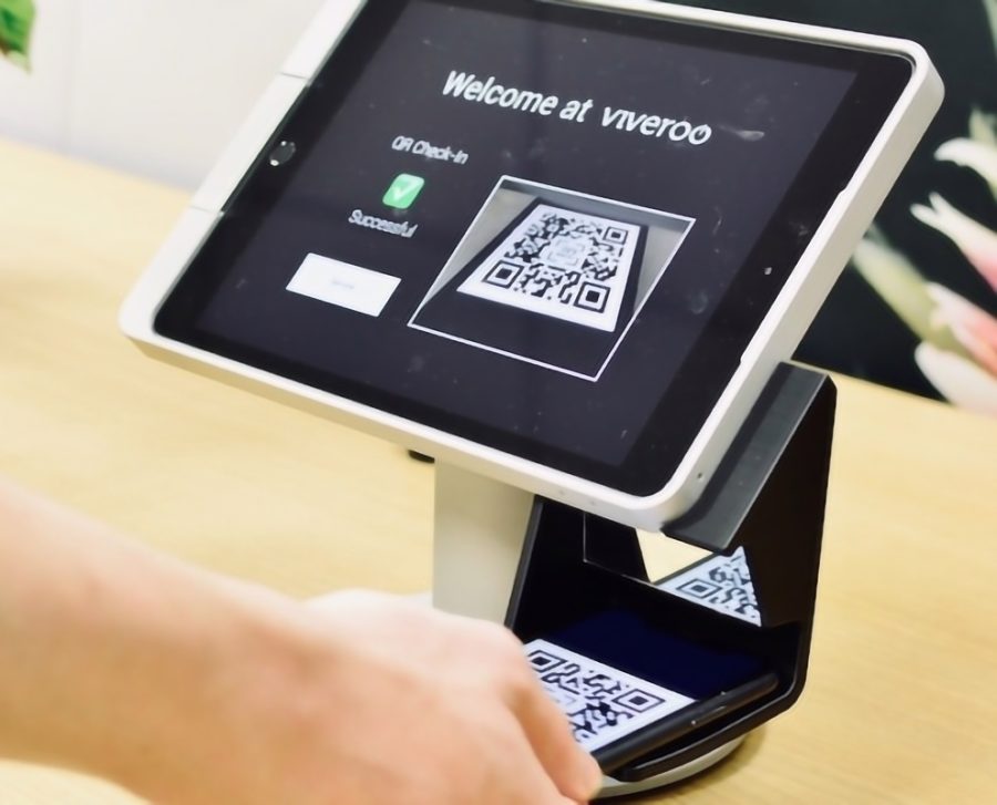 viveroo-onekiosk-tisch-staender-check-in-process-495x400-990x800